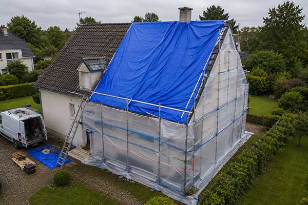 À Saint-Jacques-de-la-Lande, les couvreurs spécialisés réalisent la pose de bâches de toiture et la protection des façades afin de limiter les infiltrations d'eau et les dommages intérieurs.