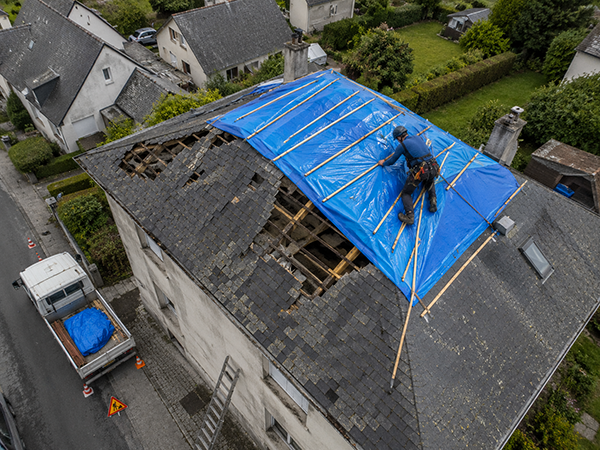 Décrivez votre problème en quelques clics et comparez gratuitement les offres de couvreurs locaux spécialisés dans la recherche et la réparation de fuites de toiture — intervention bâche toiture urgence